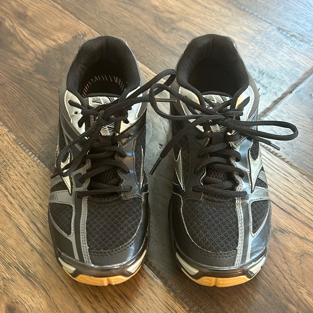 Mizuno volleyball shoes, size US8